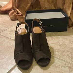 Gently worn Tommy Hilfiger dark green wooden heels!💚